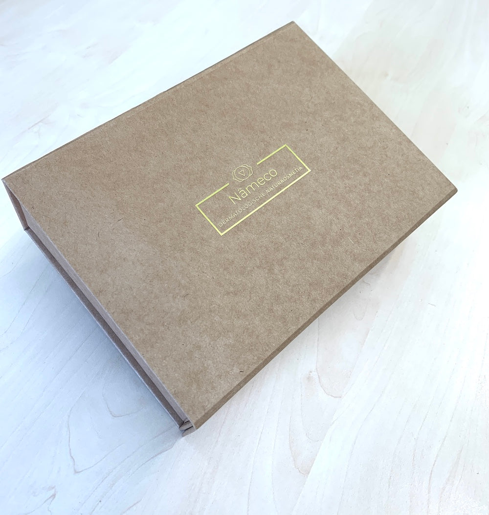 Edle Nâmeco Magnet-Geschenkbox mit goldener Logo Gravur | aus Naturpapier